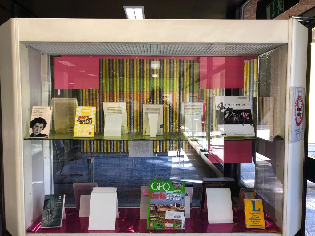 Livres exposés dans la vitrine supérieure