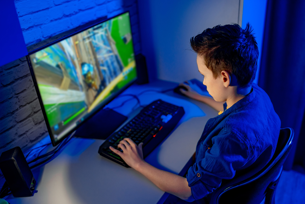 Ado jouant à un jeu vidéo